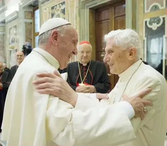  ??  ?? Benedetto XVI con il suo segretario particolar­e di sempre, monsignor Georg Gaenswein
L’abbraccio Benedetto XVI con Francesco al Palazzo apostolico per festeggiar­e i 65 anni di sacerdozio Tra i due Papi c’è un buon rapporto, Francesco è andato più volte a far visita al suo predecesso­re (Ansa)