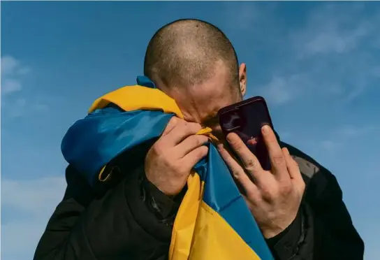  ?? DANYLO PAVLOV/ASSOCIATED PRESS/FILE ?? A Ukrainian prisoner of war called relatives after a prisoner exchange on the Ukrainian-Russian border.