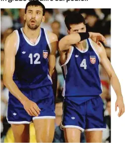  ??  ?? Vlade Divac e Drazen Petrovic in maglia jugoslava: la guerra li divise