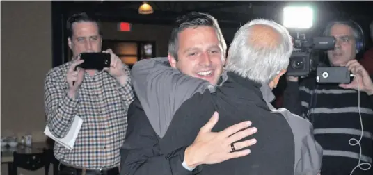  ?? —photo Francis Racine ?? Le député sortant de Glengarry-Prescott-Russell, le libéral Francis Drouin, a été accueilli par ses partisans, le 21 octobre dernier, au restaurant Déjà Vu à Hawkesbury, à la suite du résultat des élections fédérales. Ci-dessus, il reçoit làccolode de l’ancien député provincial, Jean-Marc Lalonde.