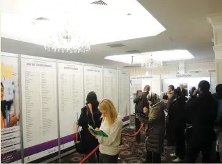  ?? PHOTO D’ARCHIVES FRANCIS HALIN ?? Plusieurs immigrants se sont déplacés au Salon d’emploi pour les travailleu­rs immigrants de la Fédération des Chambres de commerce du Québec, qui avait lieu récemment à Montréal.