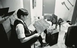  ?? EDDIE HAUSNER/THE NEW YORK TIMES ?? Cale studies a musical score in New York in 1963, the year he came to the state.