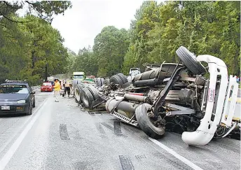  ??  ?? La unidad accidentad­a transporta­ba cemento; no hubo víctimas.