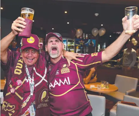  ?? Picture: EVAN MORGAN ?? Queensland fans Glenys Holmes and Mark Roberts get into the spirit of things during the 2016 series.