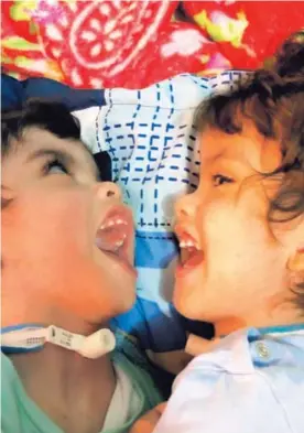  ?? TOMADA DE FACEBOOK “SAMUEL Y EZEQUIEL UNIDOS POR AMOR” ?? “No habíamos compartido fotos antes porque no lo veíamos prudente”, afirmó la mamá, quien dice que los encuentros de sus pequeños son “risas y más risas”.