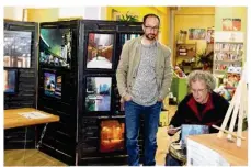  ??  ?? Tout noctambule qu’il est, Eric Turlot était en séance de dédicace au Bouillon de lecture… dimanche matin !