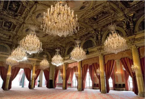  ??  ?? La salle de réception du palais de l’Élysée qui fut acquis par les Murat.