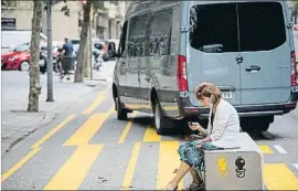  ?? MANÉ ESPINOSA ?? Descanso en un banco mientras una furgoneta invade el carril peatonal