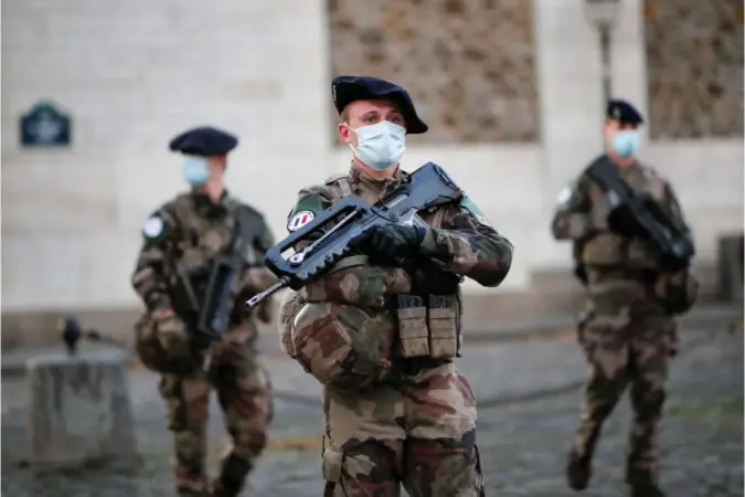  ?? BENOIT TESSIER, REUTERS/NTB ?? En fransk militaerpa­trulje sørger for sikkerhete­n i Paris’ gater. Frankrike regnes nå for å ha det sterkeste forsvaret i Europa.