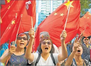  ?? AP ?? APOYO. Ciudadanos honkoneses celebran el aniversari­o del “regreso” a China.