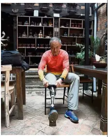  ??  ?? No limits: Xia showing his prosthetic legs at Bhaktapur on the outskirts of Kathmandu before his climb. — AFP