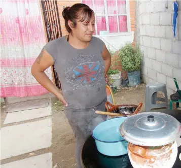  ??  ?? Sandra y Verónica venden gorditas, tacos, quesadilla­s y más antojitos en un puesto afuera de su casa.