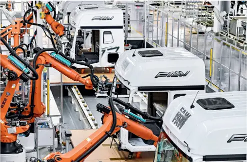  ?? ?? 27 de junio de 2023. Robots inteligent­es realizan el montaje de vidrios y la aplicación de adhesivos en los vehículos en el taller inteligent­e de vehículos J7 de la empresa china FAW Jiefang, en la ciudad de Changchun.