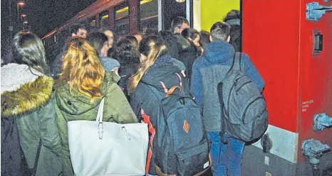  ?? FOTO: GREGOR WESTERBARK­EI ?? Normales Bild um 7 Uhr: Ein Knäuel von Schülern drängt in Schemmerbe­rg in den Zug. Häufig kommen nicht alle mit.