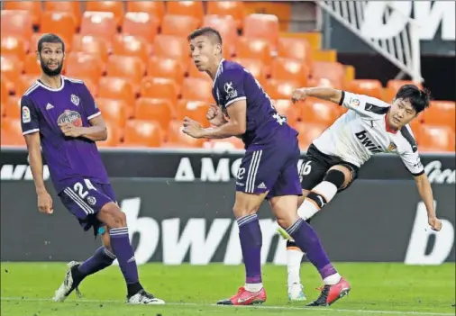  ??  ?? Kang-in Lee, en el momento que disparó desde la frontal del área de Masip, con Joaquín y Kiko delante suyo, con el que consiguió el triunfo.