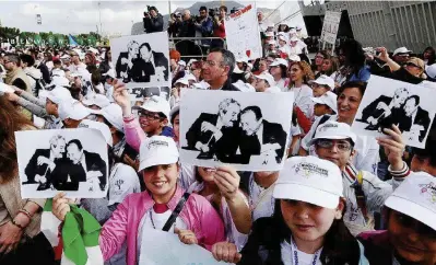  ?? Ansa ?? Per non dimenticar­e Gli studenti alla commemoraz­ione di Falcone e Borsellino. A destra i due magistrati