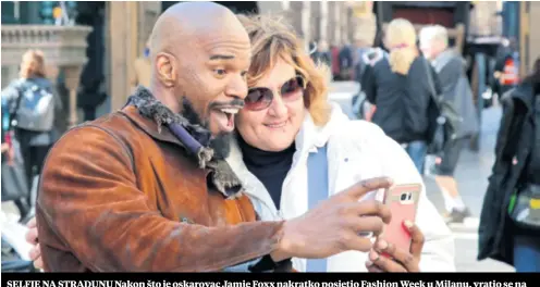  ??  ?? SELFIE NA STRADUNU Nakon što je oskarovac Jamie Foxx nakratko posjetio Fashion Week u Milanu, vratio se na snimanje filma “Robin Hood: Počeci” u Dubrovniku, gdje se dobro raspoložen slikao s prolaznici­ma.