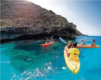  ?? FOTOS: TURISME DE FORMENTERA/ DPA ?? Touristen können die Küste Formentera­s mit dem Kanu erkunden.