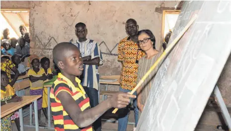  ?? FOTO: ERWIN WIEST ?? Der Ochsenhaus­er Verein „Piéla-Bilanga“hat mehrere Schulen in den Dörfern gebaut, damit Kinder nicht eine Bildung erhalten, sondern auch einen möglichst kurzen Schulweg haben.