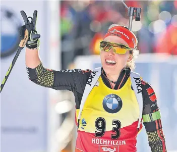  ?? FOTO: AP ?? Da ist die Nummer drei: Biathletin Laura Dahlmeier zeigt dem Publikum nach ihrem Einzelsieg über 15 Kilometer die Anzahl ihrer Goldmedail­len bei der WM in Hochfilzen.