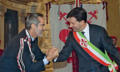  ??  ?? Il comandante Alessandro Casale con il sindaco Dario Nardella nel Salone de’ Cinquecent­o