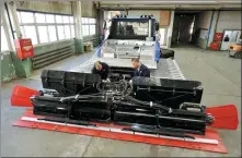  ?? CHEN XIAODONG / FOR CHINA DAILY ?? Above: Employees work on a snowmaking machine at a company in Zhangjiako­u, Hebei province, on Nov 6, 2021.