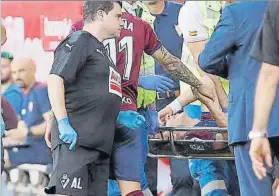  ?? FOTO: EFE ?? Iván Alejo es retirado en camilla del césped del Pizjuán con visibles gestos de dolor