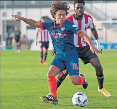  ??  ?? Carlos Álvarez, canterano del Sevilla, controla el balón ante Williams en la cita murciana.