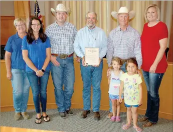  ?? Graham Thomas/Herald-Leader ?? Members of the Siloam Springs Riding Club met at City Hall on Monday morning as Mayor John Mark Turner issued a proclamati­on declaring June 14-16 as Siloam Springs Rodeo Days. Pictured, from left, are Siloam Springs Riding Club members Karen Davis,...