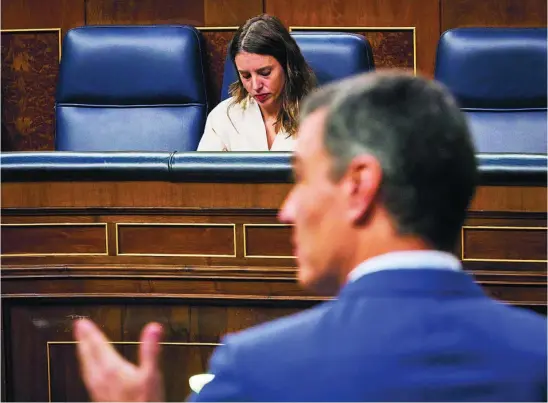  ?? ALBERTO R. ROLDÁN ?? Pedro Sánchez e Irene Montero, en el Congreso