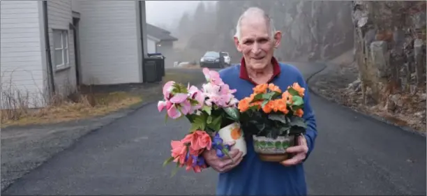  ?? FOTO: BJØRN HOEL ?? Karoly Krampe (80) fikk blomster sin innsats for å få asfaltert denne veistrekni­ngen i Kvinesdal