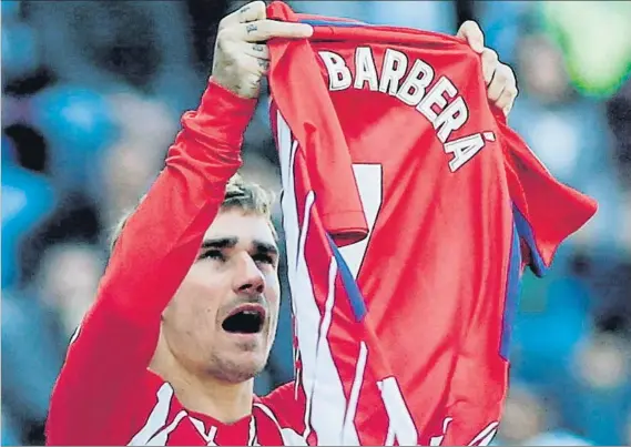  ?? FOTO: EFE ?? Griezmann, el mejor jugador del encuentro, celebró su gol homenajean­do al infantil del Alzira fallecido el pasado sábado mientras jugaba