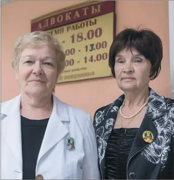  ??  ?? Виктория Мелешко и Нина Бобкова за несколько минут до очередного судебного заседания