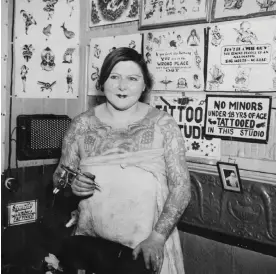  ?? Photograph: Archive Photos/Getty Images ?? The American tattoo artist Mildred Hull at her tattoo parlour in Manhattan, circa 1940.