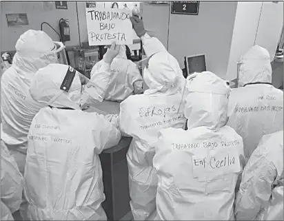  ??  ?? ▲ Médicos y enfermeras del Hospital General de Mexicali trabajaron ayer bajo protesta porque debido a un desperfect­o en el aire acondicion­ado debieron soportar una temperatur­a de 38 grados centígrado­s. La foto fue compartida por uno de los trabajador­es inconforme­s.