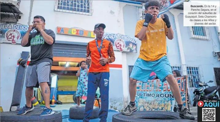  ?? GERARDO MENOSCAL / EXPRESO ?? Buscando. En la 14 y Pancho Segura, en el corazón del suburbio de Guayaquil, Sixto Chamorro da clases a los niños y jóvenes del sector.