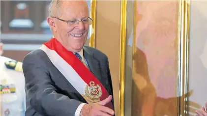  ?? REUTERS ?? Saludo. El presidente Pedro Pablo Kuczynski recibe a sus ministros en la Casa de Gobierno, en Lima.