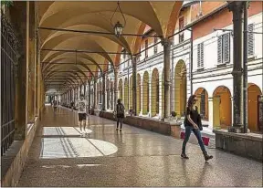  ??  ?? Le centre de la ville est réputé pour ses rues à arcades.