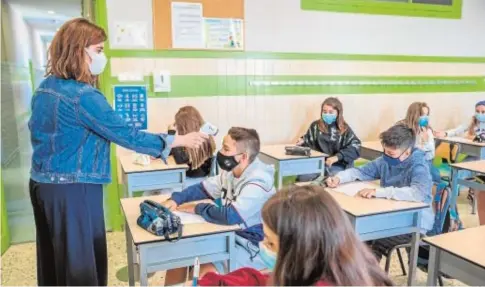  ?? IGOR MARTÍN ?? Una profesora toma la temperatur­a a un niño en un colegio de Vitoria