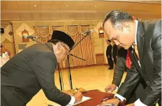  ?? PEMKAB FOR JAWA POS ?? LULUS SELEKSI: Bupati Sambari Halim Radianto (kiri) saat menandatan­gani pakta integritas dalam pelantikan pejabat eselon II kemarin.