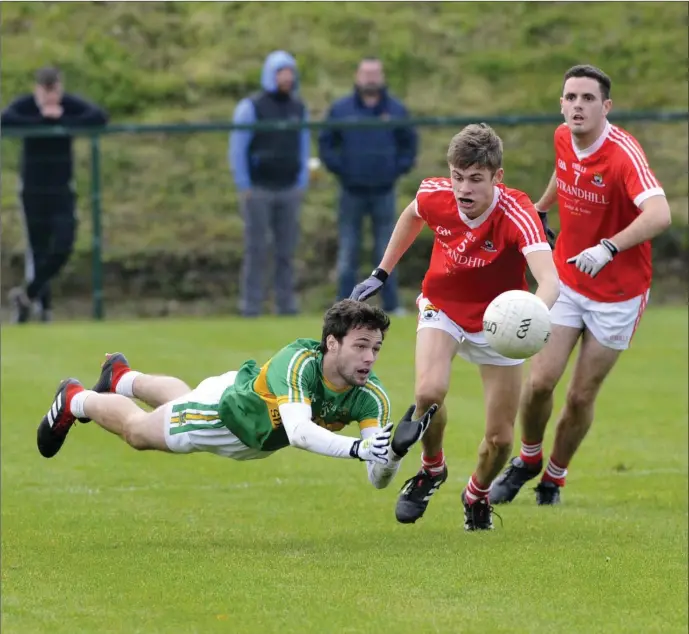  ??  ?? Johnny Kelly of Tourlestra­ne in action with Sean Murphy of Coolera/Strandhill as Aaron O’Boyle of Coolera/Strandhill looks on in the Belfry Senior Football Championsh­ip semi final in Collooney. Pic: Carl Brennan.