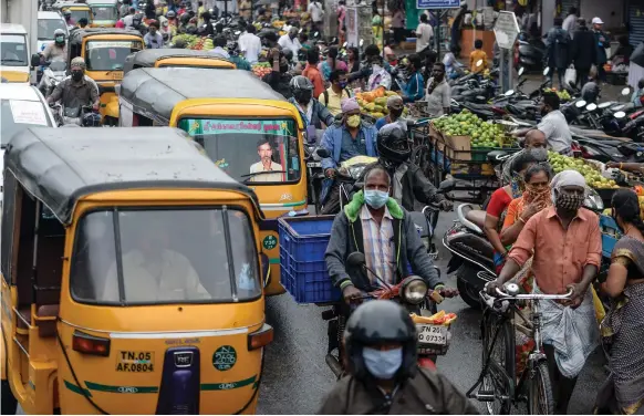  ?? AFP ?? A crowded street in Chennai, India. The IMF says unorthodox tools to help mitigate the pandemic’s economic damage are ‘not without risks’