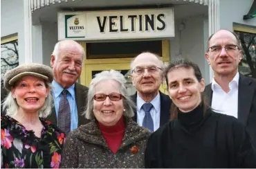  ?? Foto: Volker Stahl ?? Die Vereinsfüh­rung mit dem Vorsitzend­en Pahlke (l.) und drei Mieterinne­n, die dem Vereins angehören