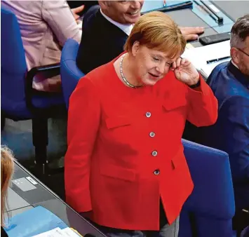  ?? Foto: Tobias Schwarz, afp ?? Kanzlerin Angela Merkel hat sich gestern zum ersten Mal direkt den Fragen der Abgeordnet­en gestellt.