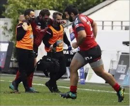  ?? (Photos Frank Muller et RCT) ?? Entré en jeu dès la e face à Pau, pour remplacer Fresia (à gauche) au le jeune Géorgien Luka Tchelidze a marqué des points. pied levé,