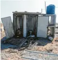  ?? Foto: M. Talatene, dpa ?? Dieses Toilettenh­äuschen in Gaza ist zerstört.
