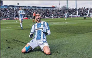  ??  ?? HAT-TRICK ANTE EL BETIS. En Nesyri, que anotó tres goles, completó un partidazo ante los sevillanos.