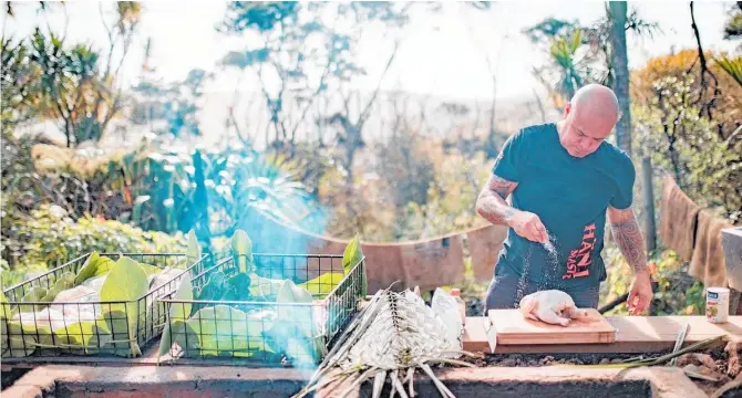  ?? PHOTO / FAANATI MAMEA ?? Rewi Spraggon cooking hāngi.