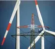  ?? Foto: dpa ?? Wenn der Strom nicht noch teurer wer‰ den soll, müssen mehr Windräder und Solaranlag­en gebaut werden.