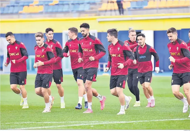  ?? CÁDIZ CF ?? Jugadores del Cádiz durante un entrenamie­nto en la Ciudad Deportiva de El Rosal.